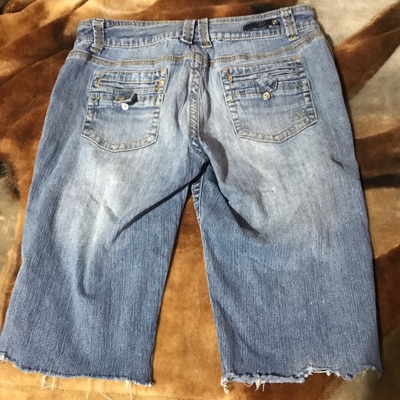 V Blue Jean Capris - Picture 3 of 4